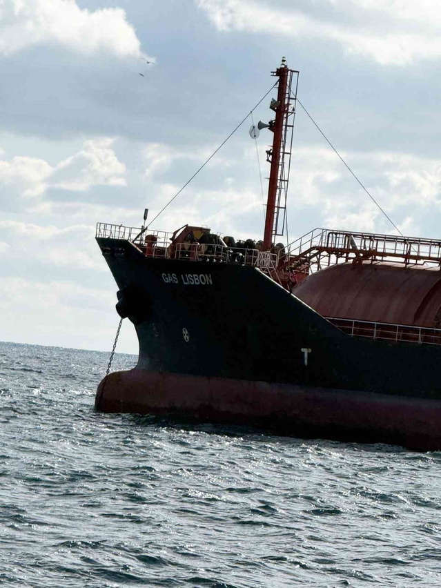 Balıkçılar, hasarlı LPG tankeri GAS LISBON'u Çatalca Ormanlı açıklarında görüntüledi