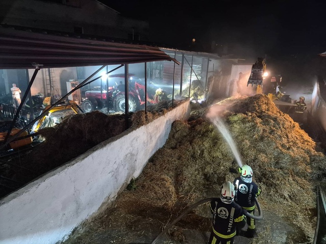 Denizli Pamukkale'de besihanenin saman deposundaki yangını itfaiye söndürdü