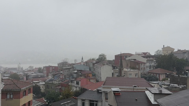 İstanbul'da sağanak birçok ilçede etkili oldu, kara bulutlar gündüz havayı kararttı