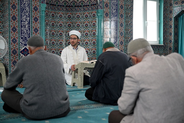 Edirne Uzunköprü'de imam-hatip Furkan Saka, hüsnühatı sosyal medyada tanıtıyor