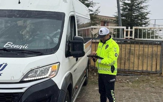 Polis Tekirdağ Hayrabolu'da okul güvenliği için park ve servisleri denetliyor