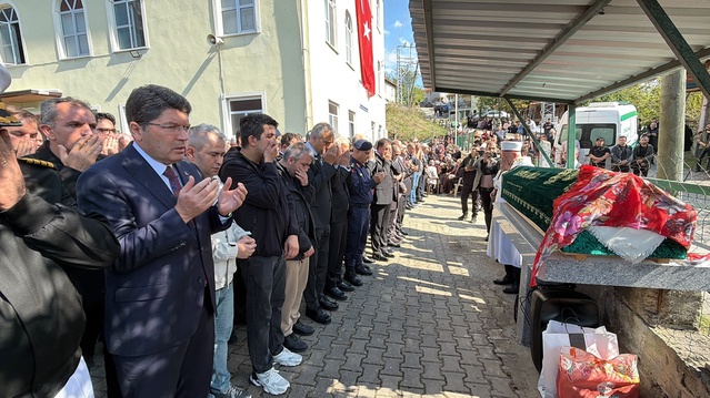 Bıçaklanan 10 yaşındaki çocuk Bartın Ulus'ta gözyaşlarıyla toprağa verildi