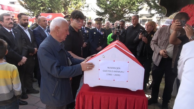 Sinop'ta alabora olan teknede ölen gazi polis Numan Şen, Samsun Bafra'da defnedildi.