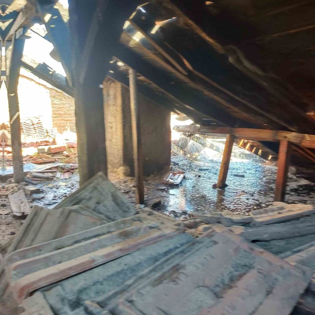 Denizli Çivril'de belediye fırınının çatısındaki yangını itfaiye söndürdü
