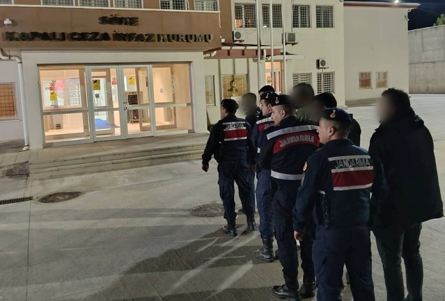 Aydın Kuşadası Güzelçamlı'da 20 düzensiz göçmen yakalandı, 5 organizatör tutuklandı