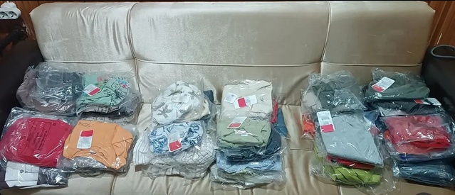 Diyanet Vakfı'nın 60 parça kıyafet yardımı Burhaniye Pelitköy'deki çocuklara ulaştı