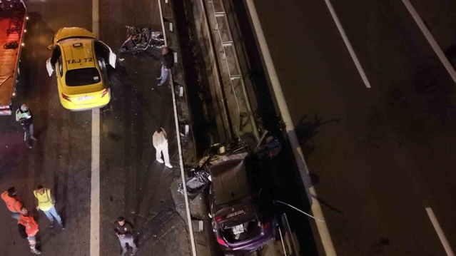TEM Otoyolu'nda taksiye arkadan çarpan otomobilin sürücüsü öldü, 2 kişi yaralandı