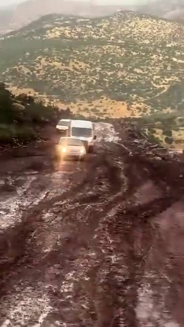 Siirt Pervari'de yağış sonrası çamur yolları kapladı, bazı araçlar yolda kaldı