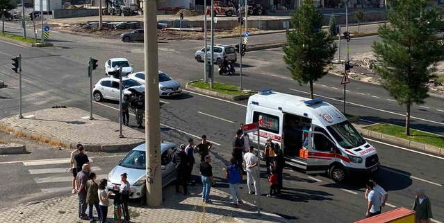 Diyarbakır Kayapınar'da çarpışan iki araçtan biri direğe çarptı, 3 kişi yaralandı