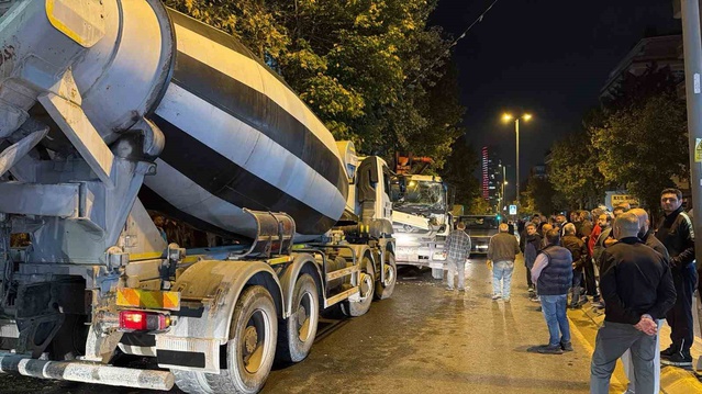 Avcılar'da iddiaya göre el freni çekilmeyen beton pompası 7 araca çarptı