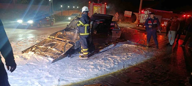 Çanakkale Çan'da otomobilin motorundan yükselen dumanlar alevlere dönüştü
