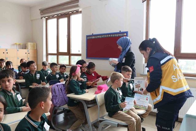 Bayburt Gökçedere'de sağlık eğitimi verildi, Sağlık Elçileri belgeleri dağıtıldı