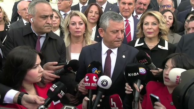 Özgür Özel'den "fon krizi" tepkisi: "Asrın yolsuzluğu ya Erdoğan’ın patronajında oldu ya da bilgisi dahilinde, değilse Erdoğan engel olabilecek yönetim kabiliyetini yitirmiş durumda"