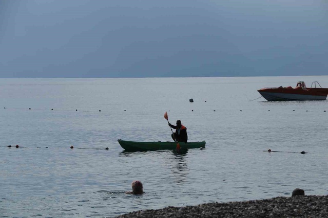 Antalya'da sağanağın ardından güneş açtı, Konyaaltı'nda turist yoğunluğu oluştu