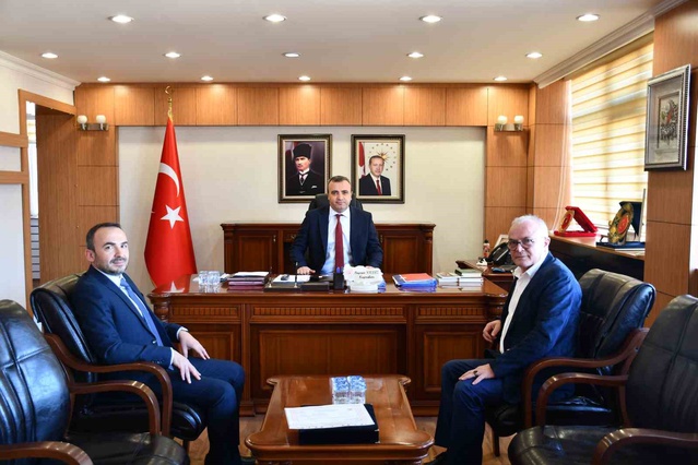 Vezirköprü'de 38 yıl görev yapan Uzman Doktor Aygün'e kaymakamdan plaket verildi