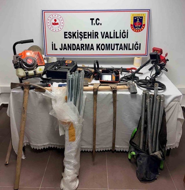 Eskişehir Beylikova'da kaçak kazıda 5 şüpheli suçüstü yakalandı, soruşturma başlatıldı