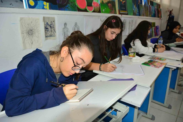 Ordu Ünye'de Mustafa Rakım Anadolu Lisesi öğrencileri karakalemle sanat üretiyor