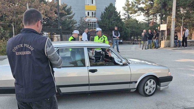 Eskişehir'de polis okul çevreleri ve servis araçlarını denetlemeyi sürdürüyor