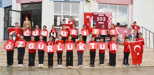 Manisa'daki okullarda Cumhuriyet'in 103. yılı öğrencilerin gösterileriyle kutlandı