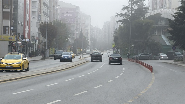 Eskişehir'de sis görüş mesafesini düşürüyor, öğleyin etkisini kaybetmesi bekleniyor.