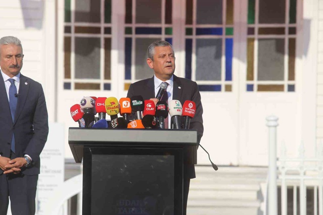 Özgür Özel, Mudanya'da 104. yıl etkinliğinde Haberal'a ödül verilen programa katıldı
