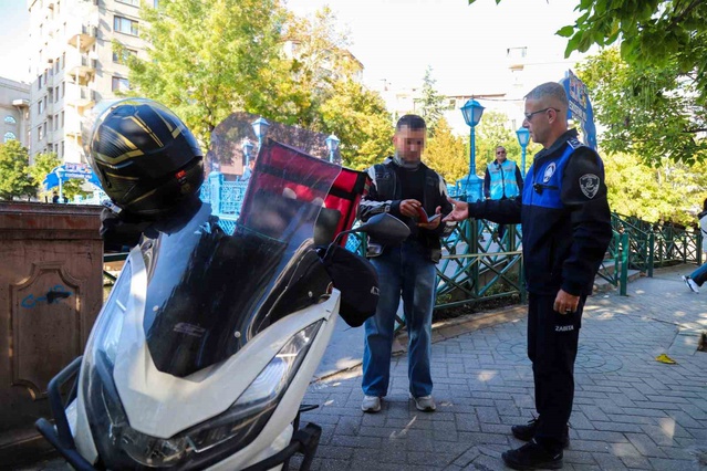 Eskişehir'de zabıta, yayalaştırılmış alanlarda sürücülere 3 bin 705 TL ceza kesiyor