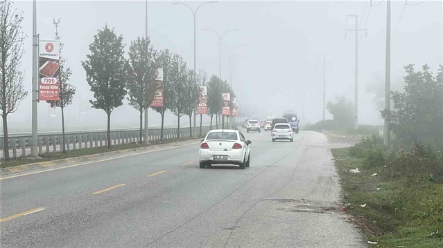 Sakarya'da yoğun sis nedeniyle görüş mesafesi yer yer 15 metreye kadar indi