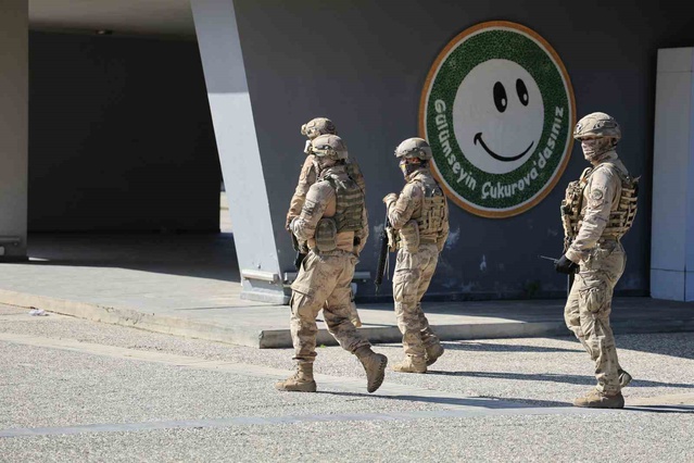 Çukurova Belediyesi'ne düzenlenen operasyonda 44 şüpheli gözaltına alındı