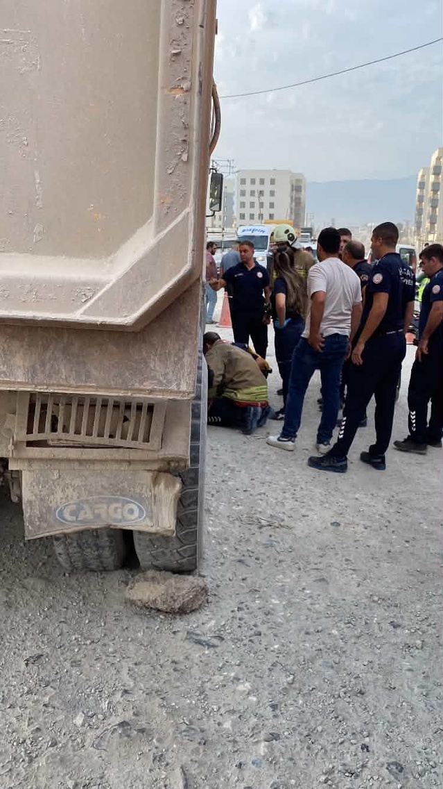 Antakya'da hafriyat kamyonunun altında kalan motosiklet sürücüsü hastanede öldü