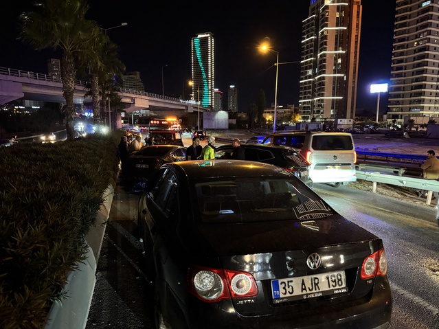 İzmir Konak'ta 7 otomobil ile 1 motosikletin karıştığı kazada 4 kişi yaralandı
