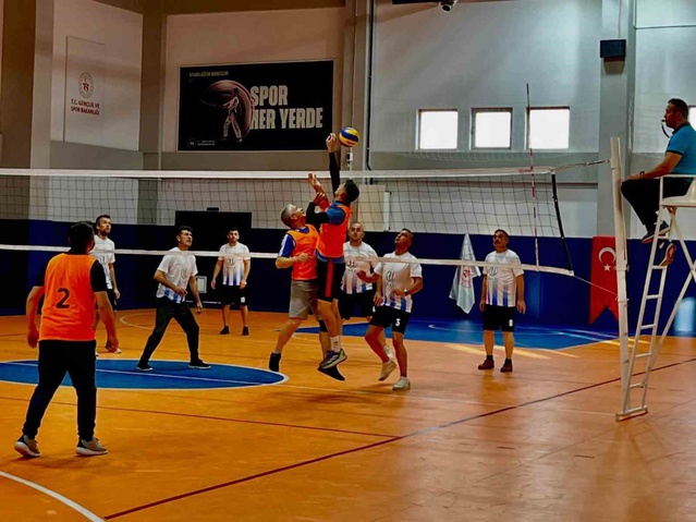 Pazaryeri'de kurumlar arası voleybol turnuvasını İlçe Milli Eğitim Müdürlüğü kazandı