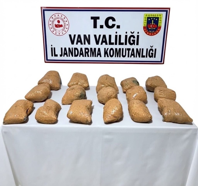 Van Saray'da jandarma arazide toprağa gizlenmiş 22 kilo 100 gram esrar buldu