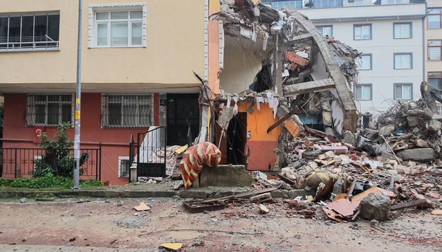 Avcılar'da kepçe darbesiyle çöken bina, bitişikteki dairenin salon duvarını da götürdü