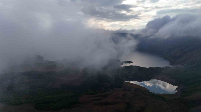 Bitlis Tatvan'da Nemrut Kalderası'ndaki bulut geçişi dronla time-lapse çekildi