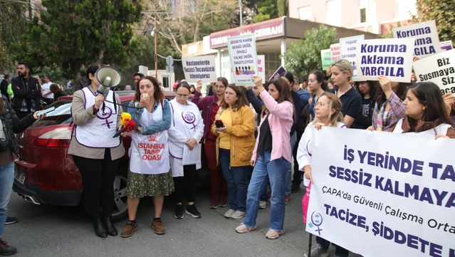 Sağlık emekçileri İstanbul Tıp Fakültesi Acil Cerrahi'de taciz olayını protesto etti