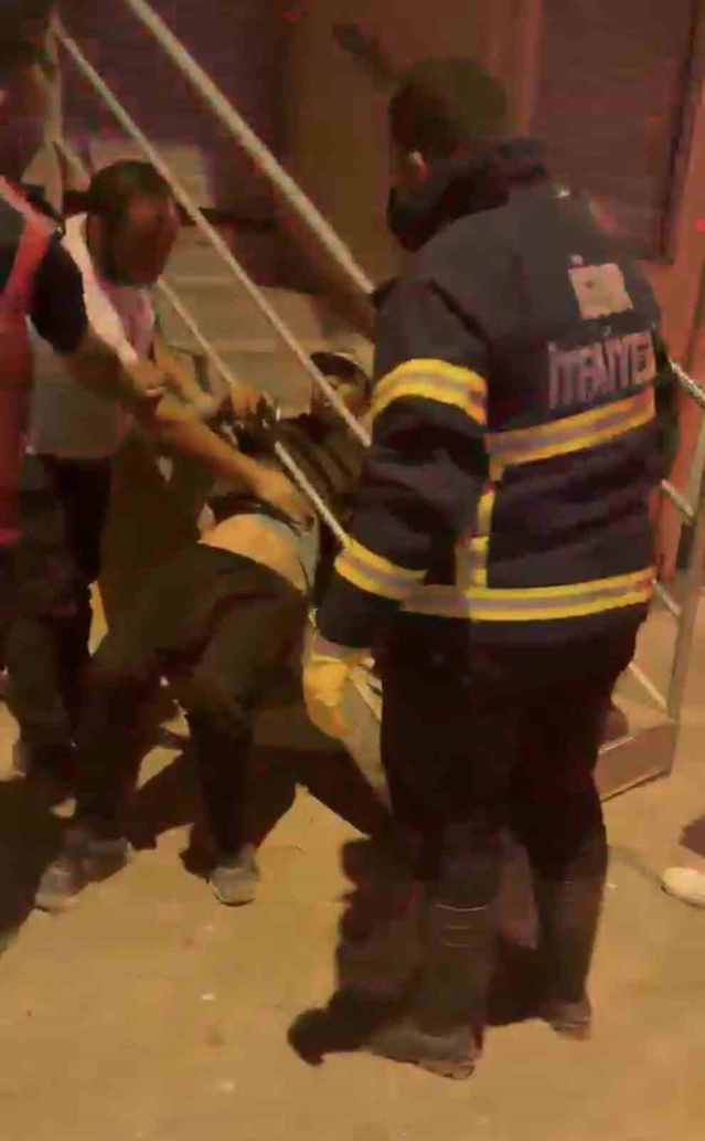 Iğdır'da merdiven korkulukları arasında sıkışan vatandaşı itfaiye kurtardı