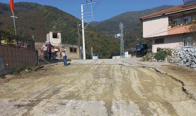 Düzce İl Özel İdaresi, Çilimli Hızardere Köyü'nde bozulan yollarda asfalt yama yapıyor