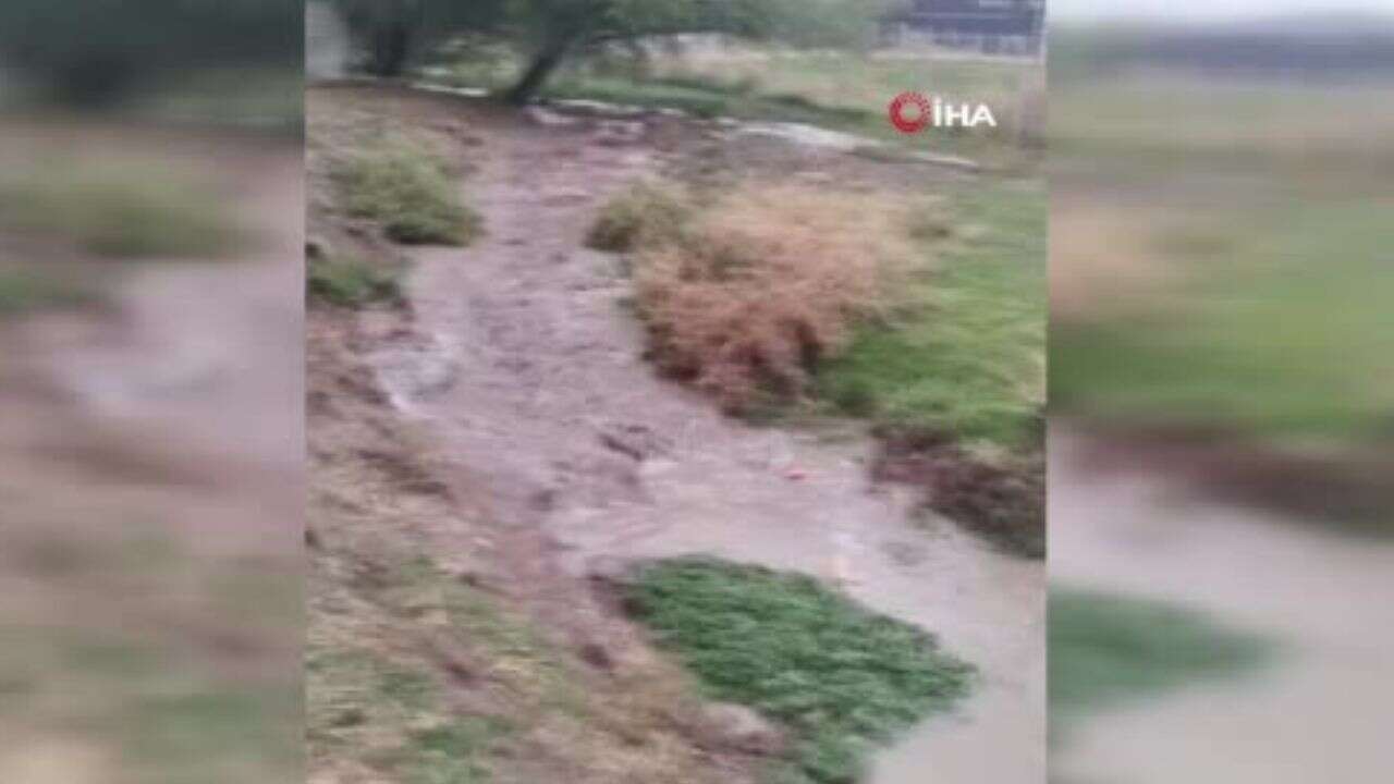 Ankara'da sağanak yağış dereyi taşırdı
