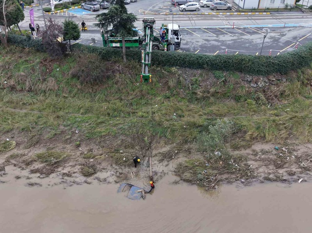 Ayazağa'da selde dereye düşen otomobilin çıkarılma anı dronla görüntülendi