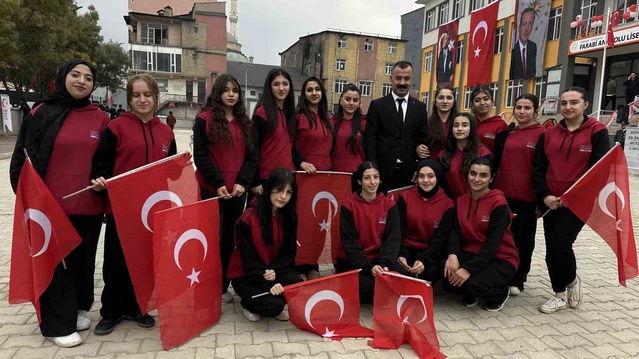 Yüksekova'da 110 metrelik dev bayrakla yürüyüş bayram coşkusunu sokaklara taşıdı