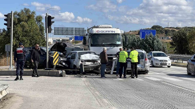 Çanakkale'de tankerin freni patladı iddiasıyla 4 otomobile çarptı, 4 kişi yaralandı