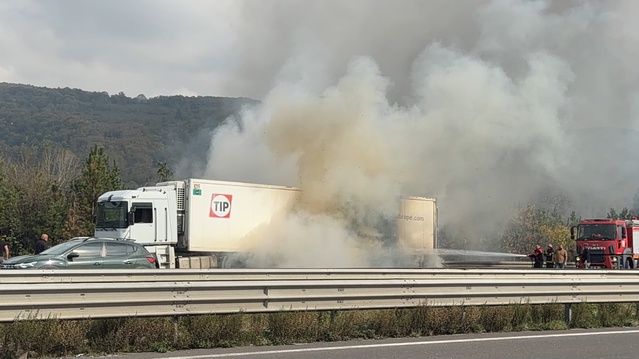 Kaynaşlı'da TIR'ın lastiklerindeki yangın dorsene sıçradı, yarım saatte söndürüldü