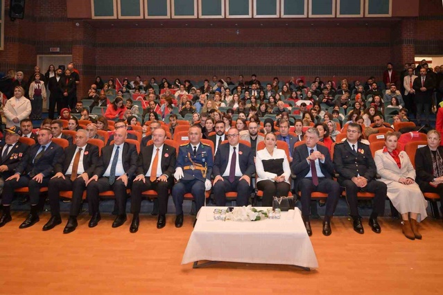 Esenyurt’ta 29 Ekim coşkusu çelenk töreni ve 103 çizgili resim sergisiyle yaşandı