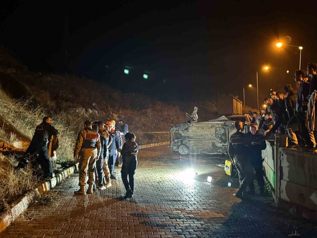 Erzurum Oltu'da otomobil şarampole yuvarlandı, 1 kişi öldü, 1'i ağır 3 kişi yaralandı
