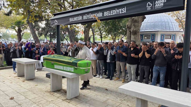 Kazada hayatını kaybeden 30 yaşındaki motokurye Bandırma'da son yolculuğuna uğurlandı