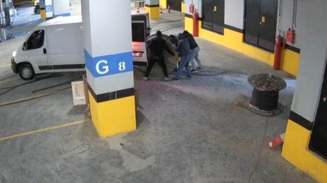 Bakırköy'de havuz şantiyesinden 2 milyon liralık kablo çalan 13 şüpheli yakalandı