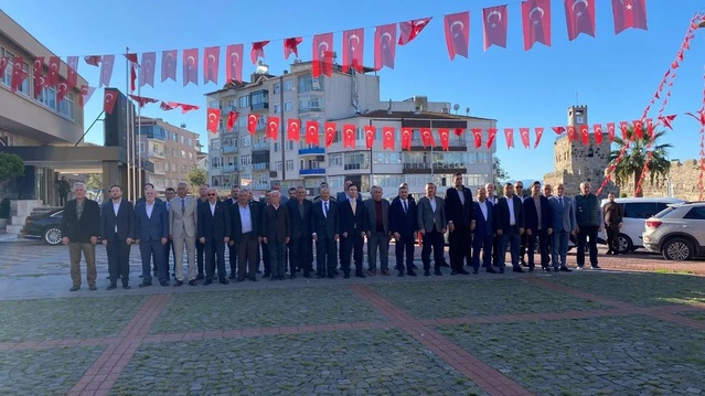 Sinop'ta Muhtarlar Günü'nde Atatürk Anıtı'na dernek çelengi sunuldu