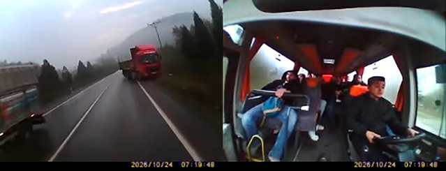 Karabük'te iddiaya göre hatalı sollayan tır, 24 kişilik servisle kafa kafaya geldi