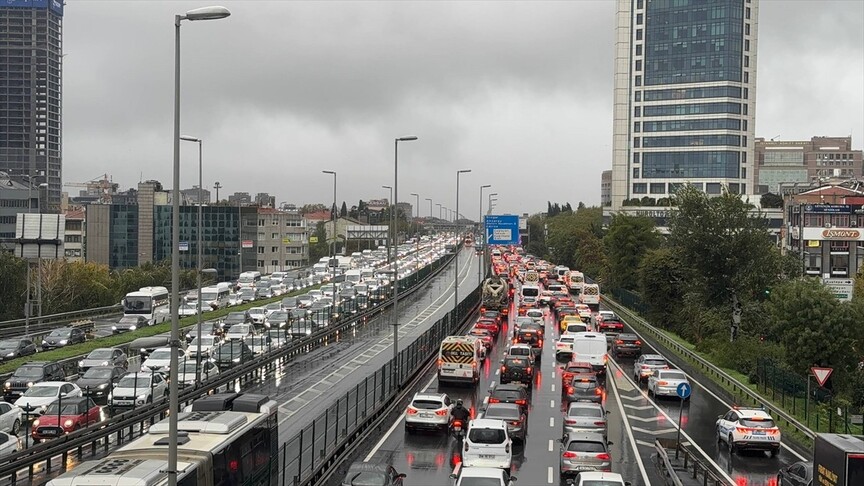 İstanbul'da akşam saatlerinde yağışın da etkisiyle trafik yoğunluğu yüzde 89'a ulaştı