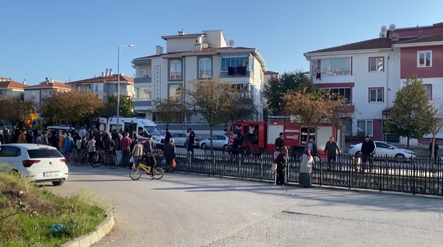 Çorum'da su kanalına devrilen otomobilin sürücüsü halatla kurtarıldı, alkollü çıktı